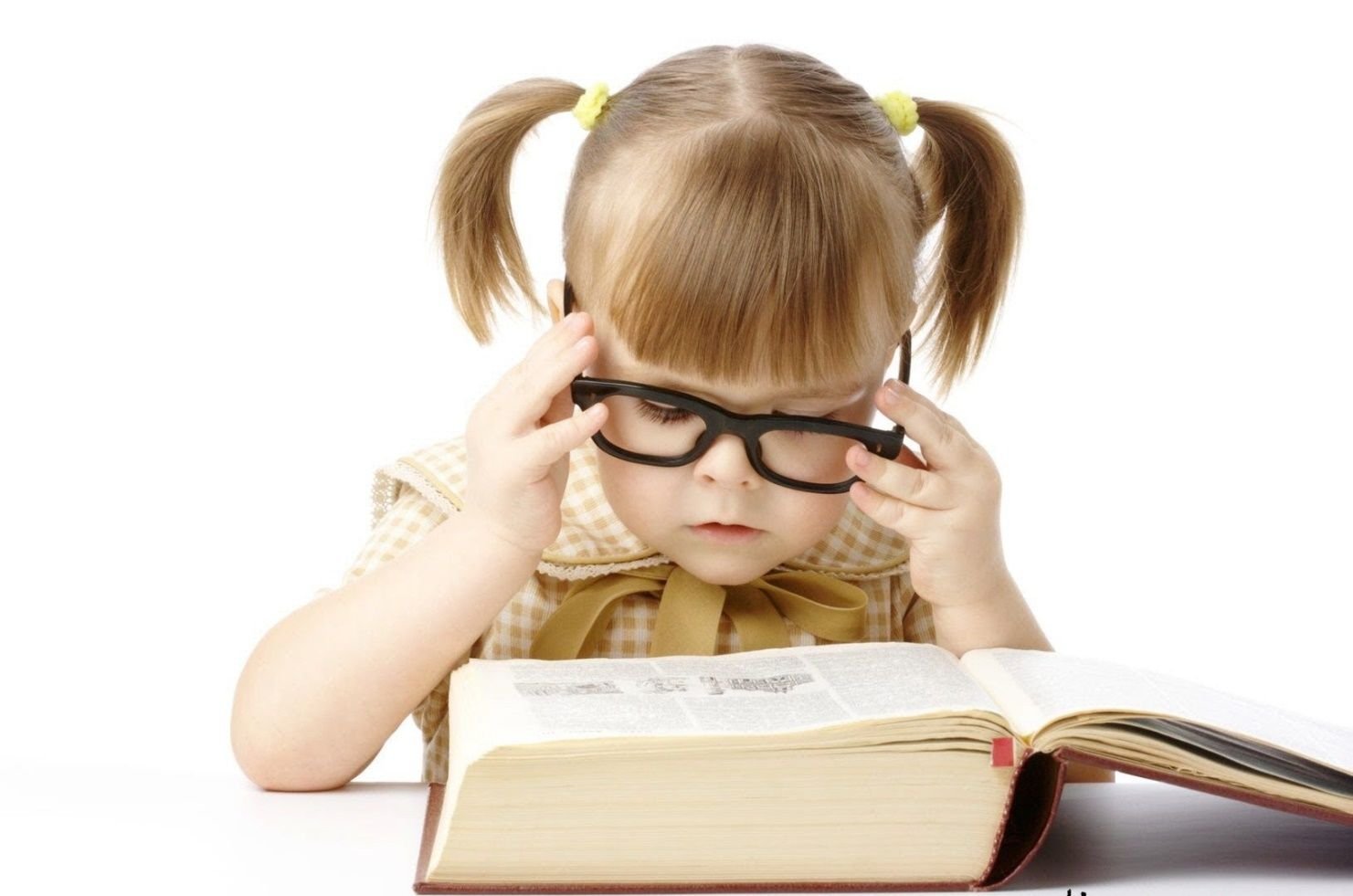 Учись читать учись читать слушать. Девочка в очках. Маленькая девочка в очках. Девочка с книжкой. Книги для детей.