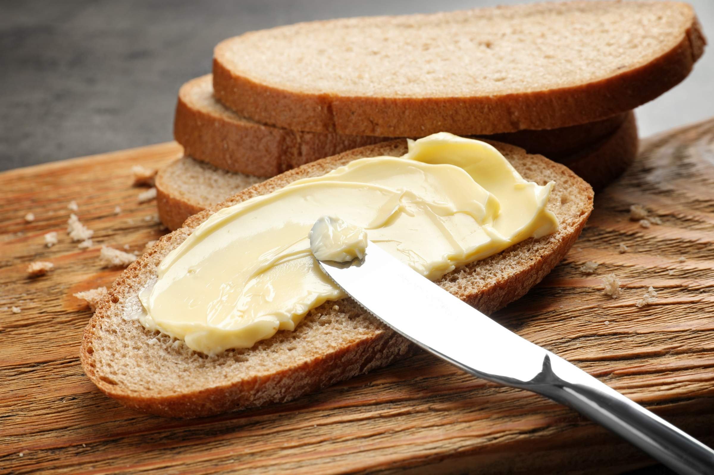 Хлеб с маслом рецепт. Сливочное масло на хлебе. Бутерброд со сливочным маслом. Сливочное масло на хлебебе. Хлеб с маслом.
