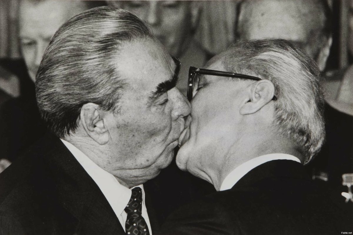 Тройной поцелуй. Брежнев и Хонеккер поцелуй. Эрих Хонеккер и Брежнев. Эрих Хонеккер и Брежнев поцелуй.