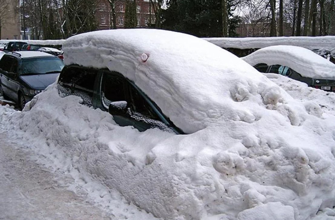 Что делают сильные снегопады. Машина в сугробе. Машина под снегом. Машина в снегу. Машина под сугробом.