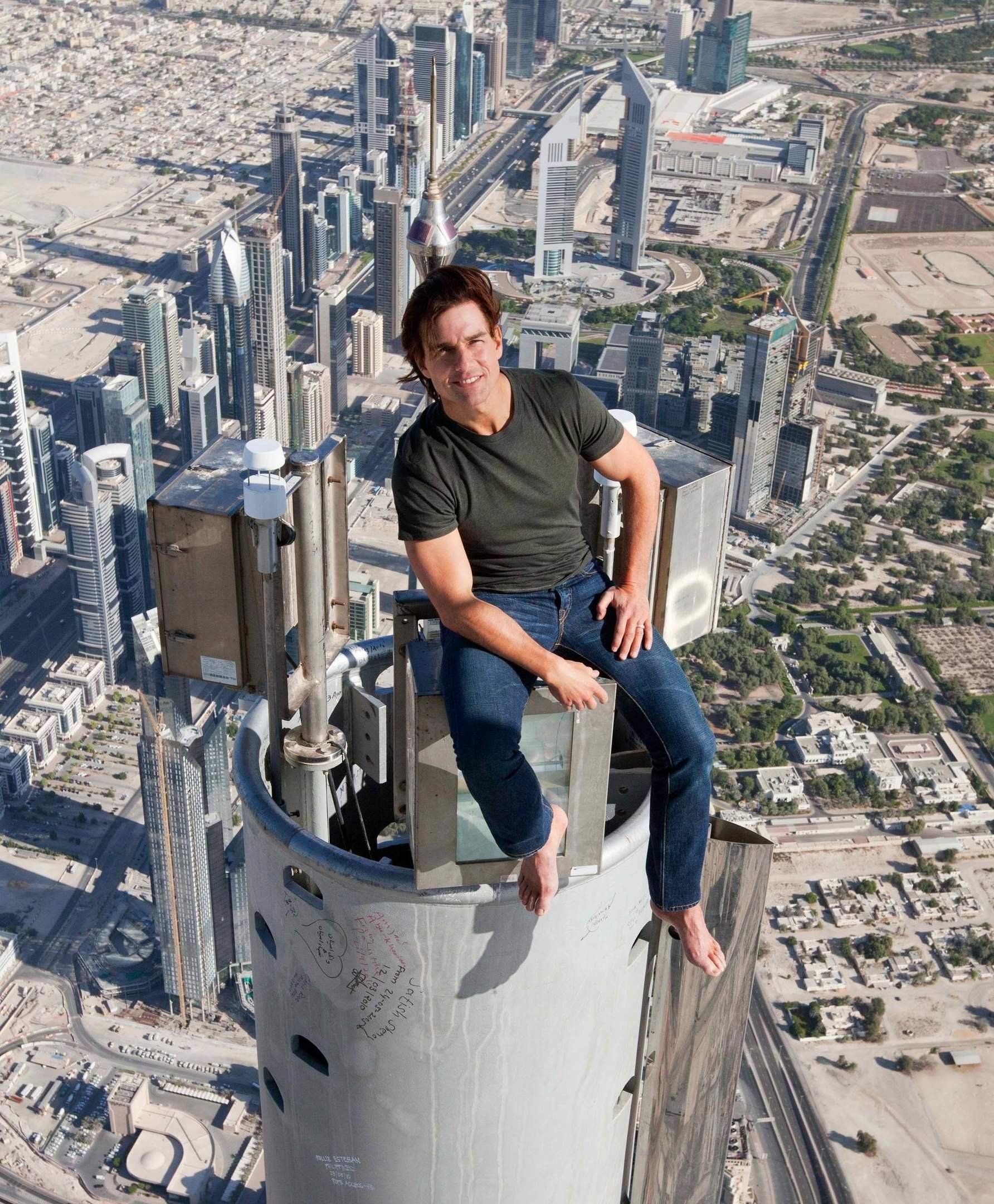 Достигают 150 метров. Том Круз на вышине буржджхалифы. Том Круз на вершине Бурдж Халифа. Круз на Бурдж Халифа. Том Круз на башне Бурдж Халифа.