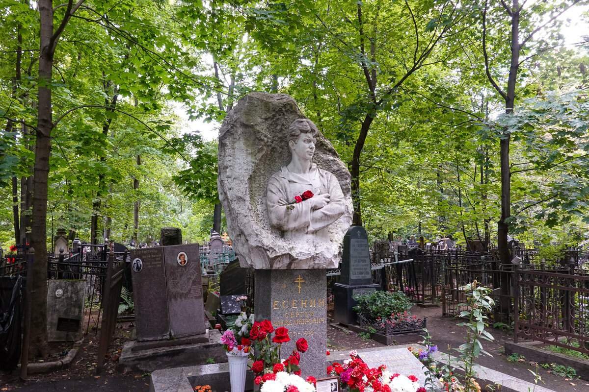 На каком кладбище похоронен миронов. Могила Есенина на Ваганьковском. Могила Есенина на Ваганьковском кладбище. Могила Сергея Есенина.