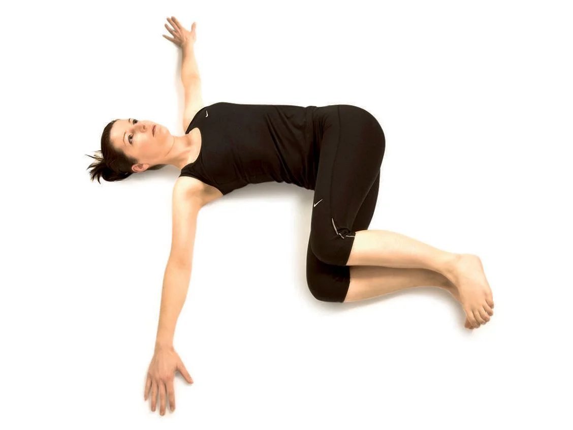 Упражнения на руки лежа на спине. Джатхара Паривартанасана. Джатхара Паривритта. Джатарапаривартанасана Айенгара. Упражнение скручивание для спины.