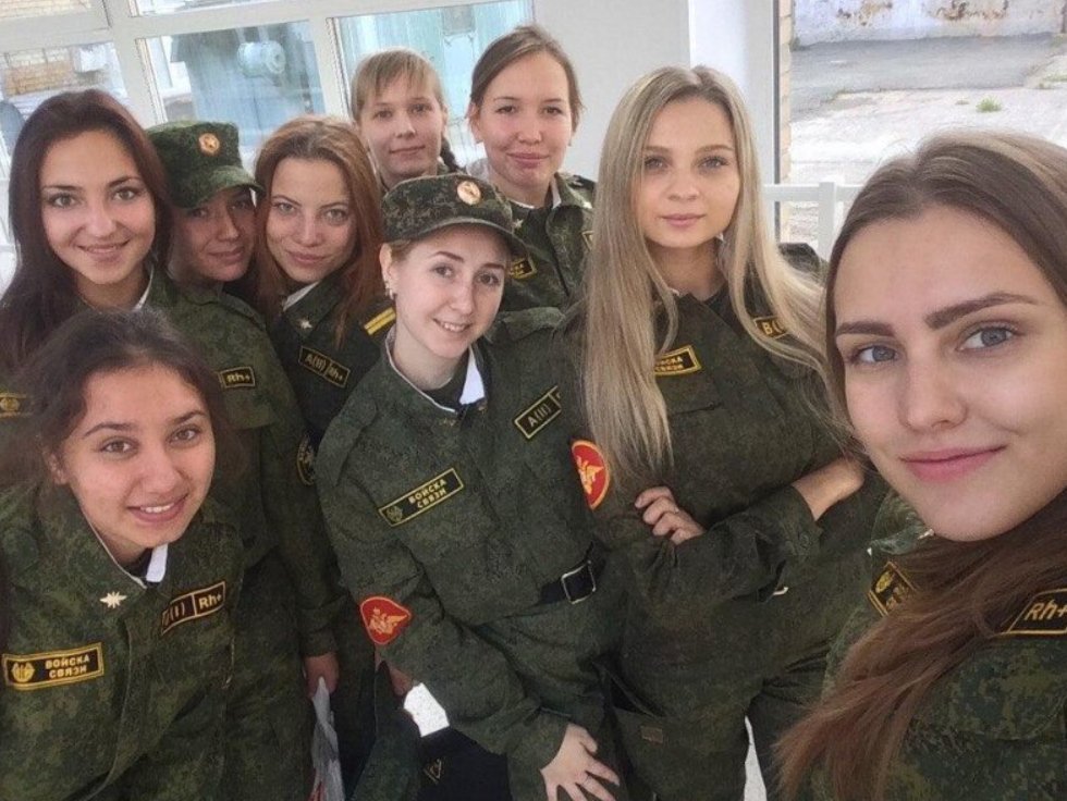 Девушек будут призывать. Девушки военнослужащие. Девушки в Российской армии. Девушки в военной форме. Красивые русские девушки.