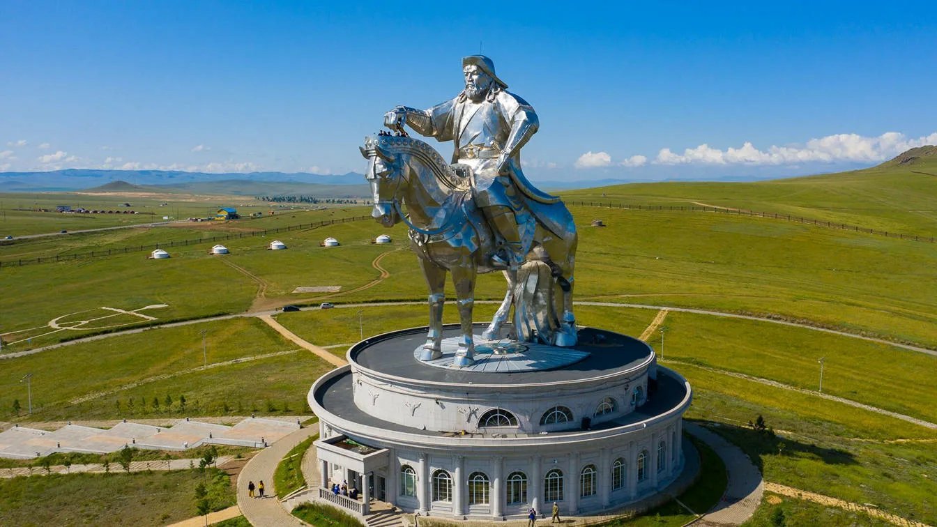 Туры в монголию из улан удэ 2024. Статуя Чингисхана в Улан-Баторе. Статуя Чингисхана в Цонжин-Болдоге Монголия.