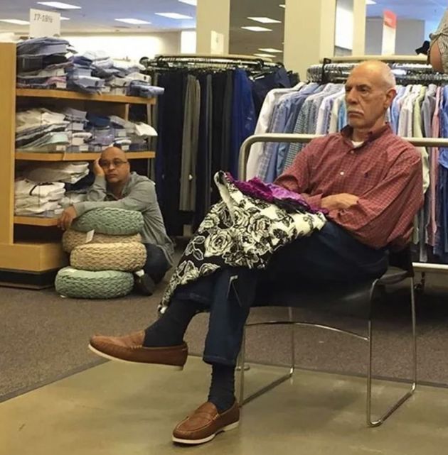 «Шоппинг - это испытание»: смешная подборка фотографий мужчин в магазинах, в ожидании женщин