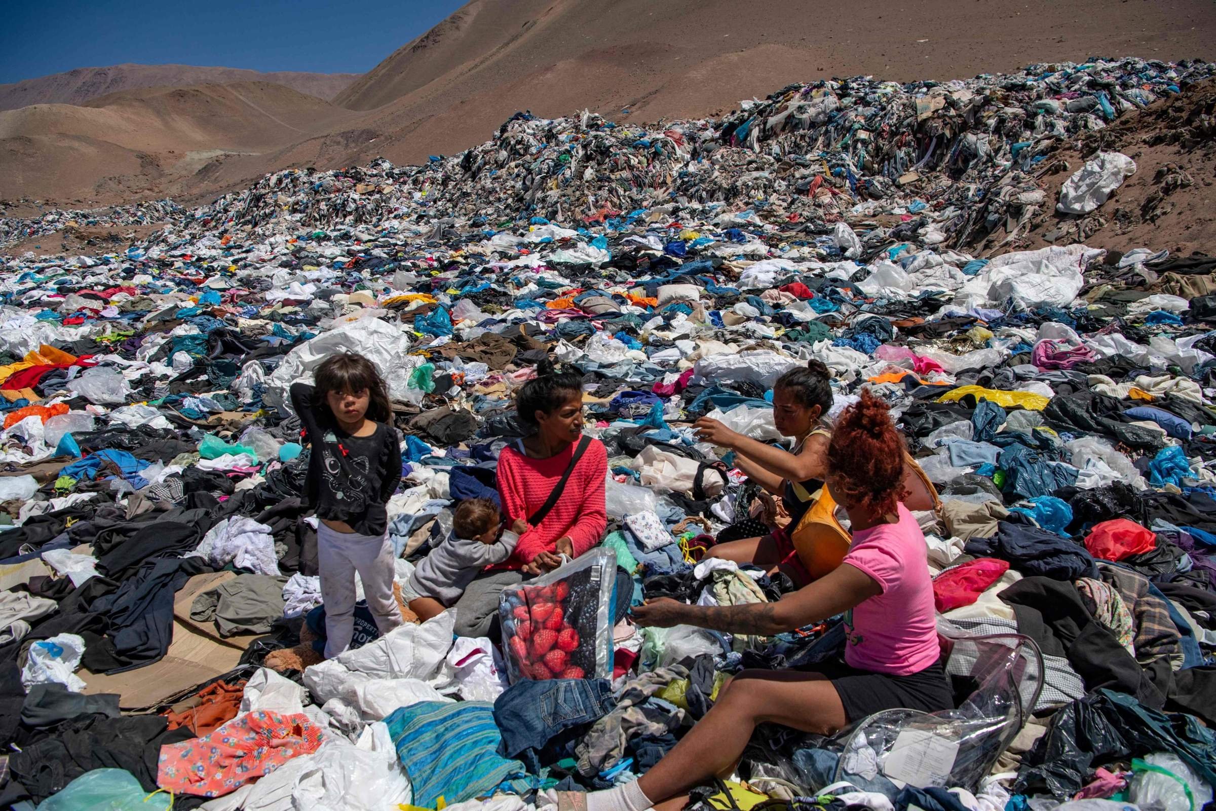 Кидали одежда. Свалка одежды в пустыне Атакама. Чили пустыня Атакама. Горы одежды в пустыне Атакама. Свалка одежды в Чили.