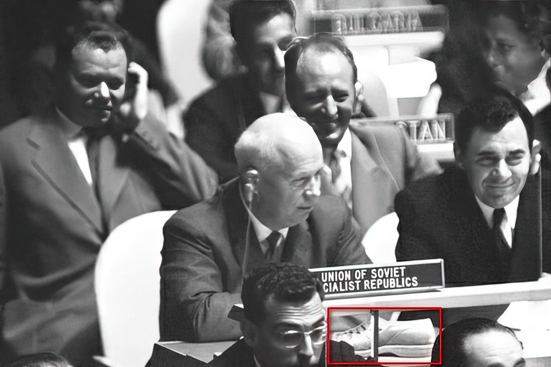 Хрущев стучит ботинком видео. Хрущев с ботинком в ООН. Хрущев на Генеральной Ассамблеи ООН В 1960.