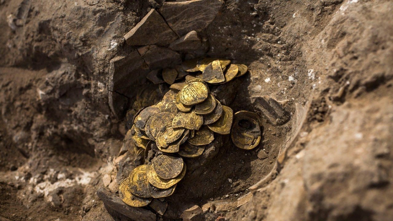 Обнаружили золотистый. Раскопки монет. Золотые монеты раскопки. Находки с раскопок монеты.