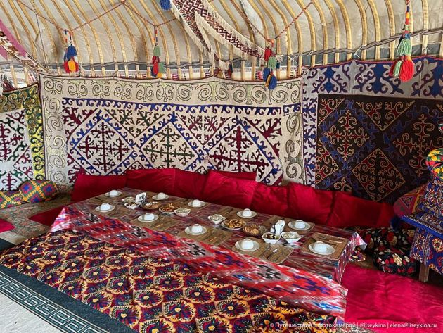 Чем угощают в юрточном лагере в Узбекистане