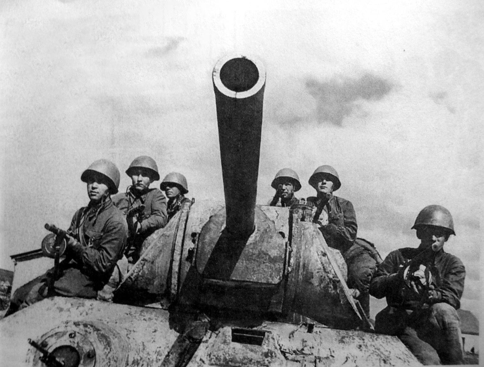 Берлин 5 мая военно фронтов. Танк т-34 в годы Великой Отечественной войны. Экипаж танка т-34.
