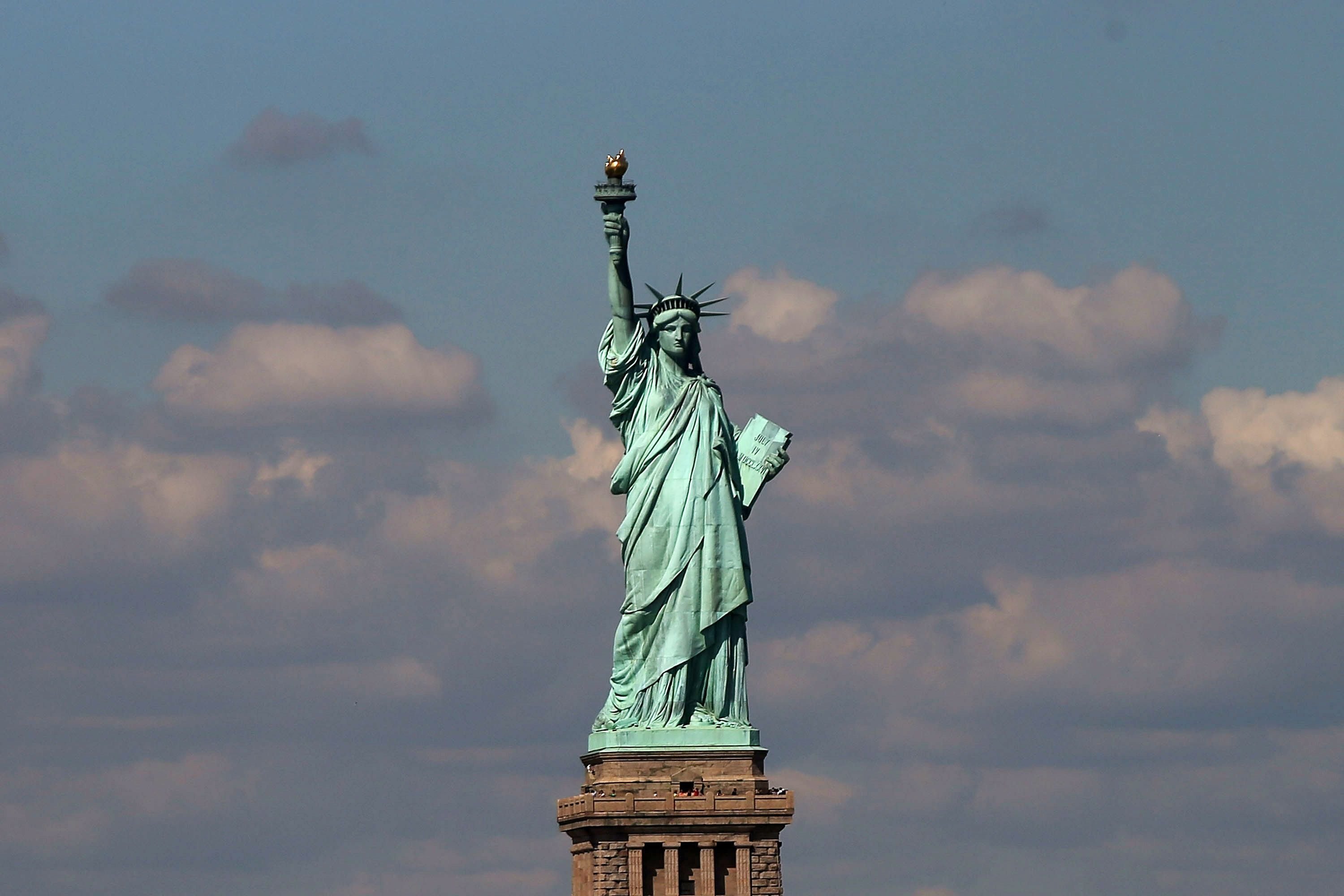 Lady freedom lady liberty. Статуя свободы США. Бартольди статуя свободы. Статуя свободы Эйфель. Статуя свободы Нью-Йорк.