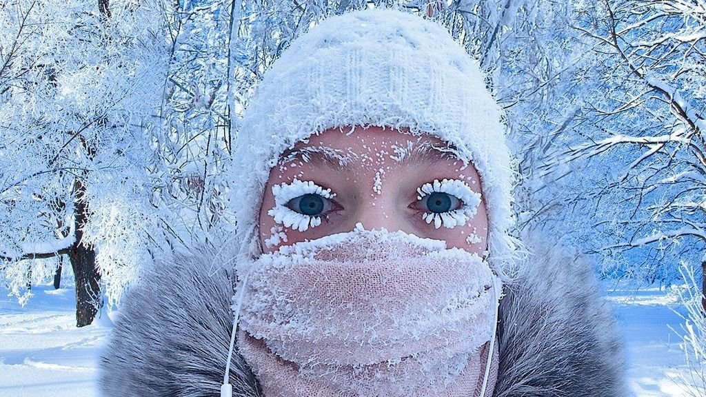 Стояли сильные морозы. Зима начинается с Якутии. Зимний образ девушки полюса холода. Глаза на морозе. Холод картинки.