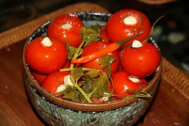 Как замариновать помидоры (можно с огурцами) на зиму без стерилизации: простой и экономичный способ обалденной заготовки