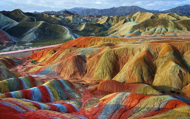 Разноцветные скалы Чжанъе Данксиа в Китае
