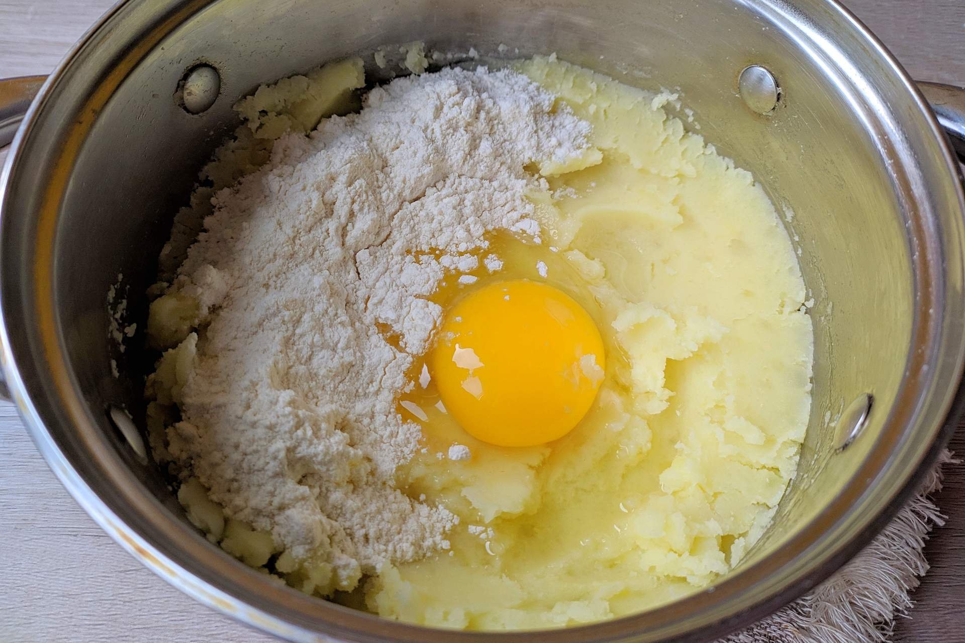 Галушки яйца и мука. Мука и яйца. Что можно сделать из яиц и муки.