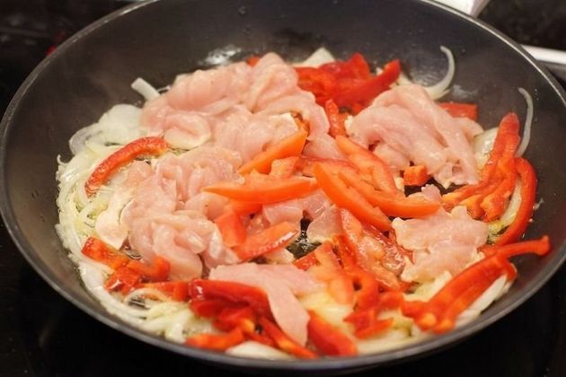 Нарезаем овощи соломкой, добавляем в сковородку овощи вместе с курочкой