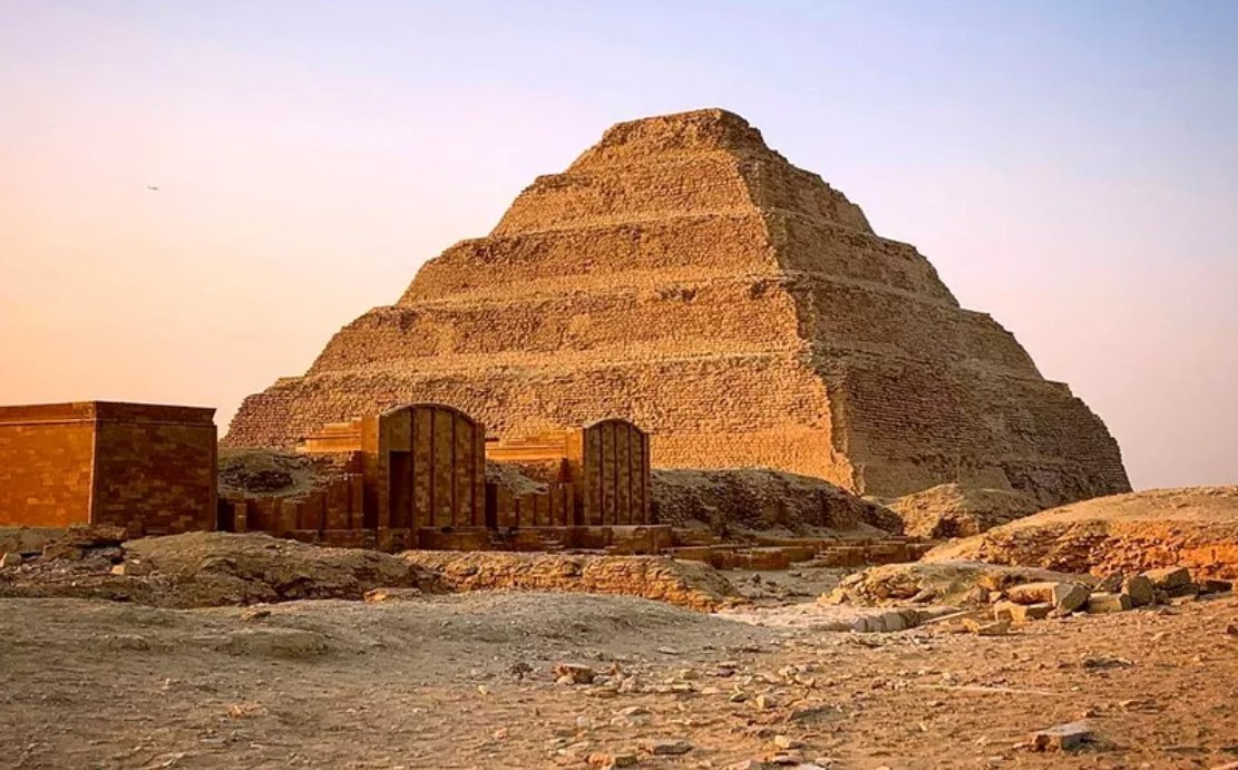Области древнего египта. Пирамида Джосера в Египте. Имхотеп пирамида Джосера. Пирамида Джосера в Саккаре. Пирамида фараона Джосера в Саккаре.