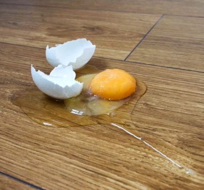 К чему снятся сырые яйца разбивать. Разбитое яйцо. Разбитое яйцо без скорлупы. Разбитое яйцо на полу. Разбитые яйца.