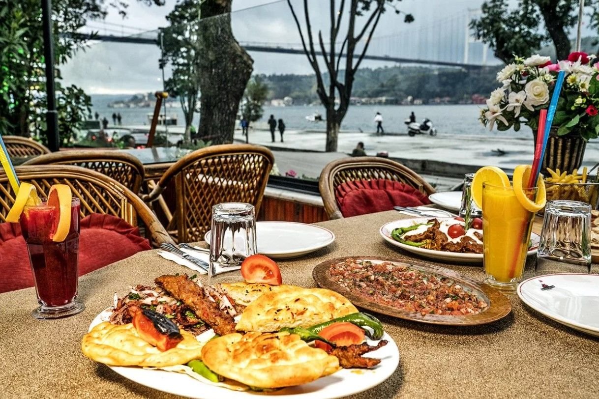 Турция октябрь на двоих. Турция Стамбул кафе. Турецкий ресторан Bcnfy,Ek. Кафе Истамбул Белек. Стамбул Босфор завтрак.