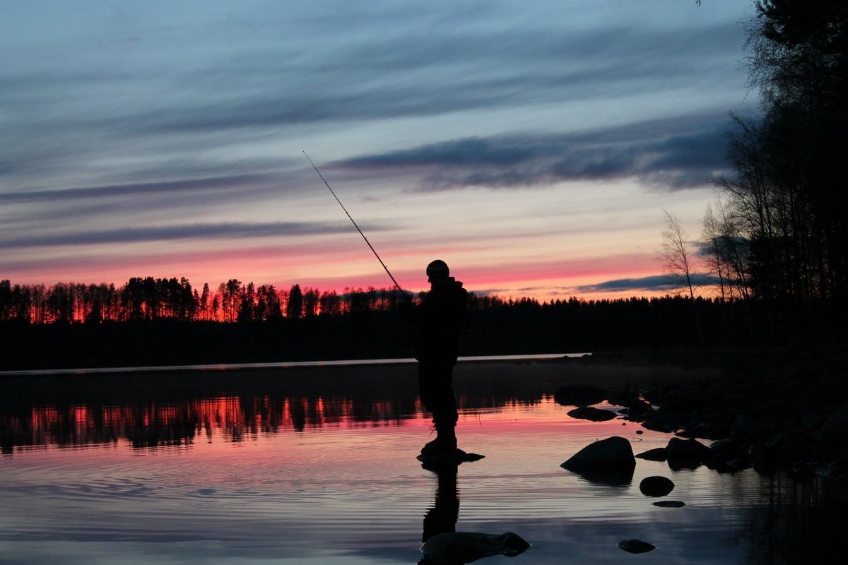 Ловить рыбу ночью. Ночная рыбалка. Рыбак ночью. Рыбалка ночью на реке. Озеро ночь рыбалка.