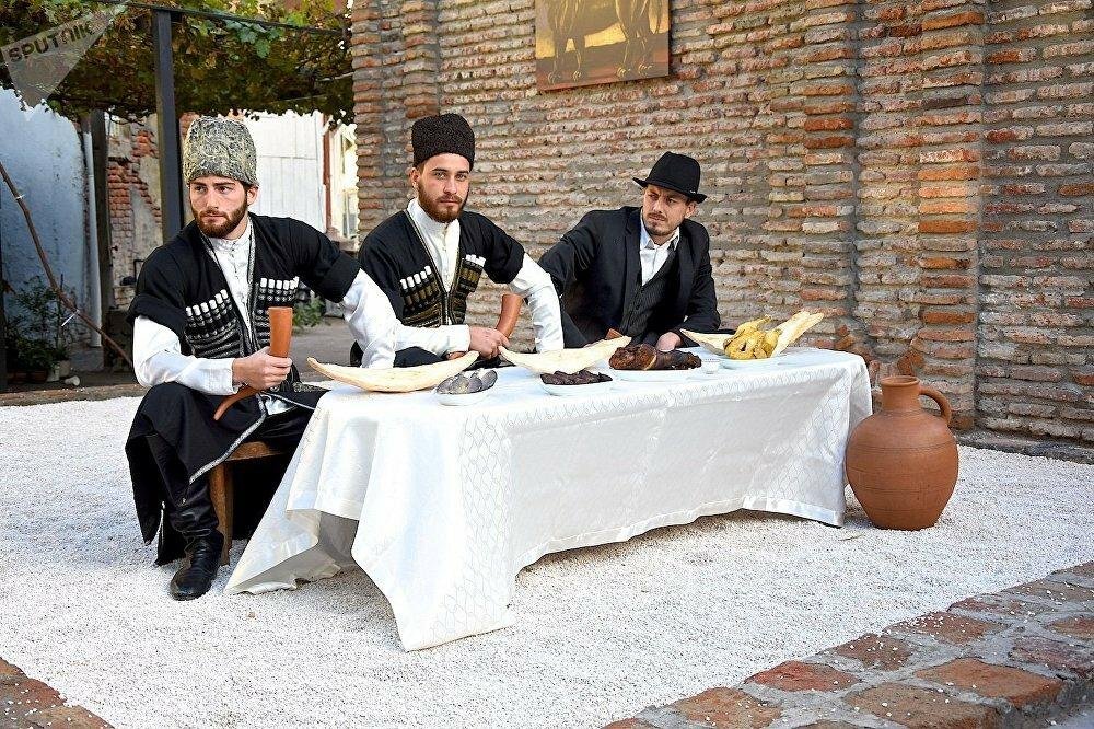 Грузины купить. Грузины кахетинцы. Вечеринка в грузинском стиле. Традиции Грузии. Грузинские мужчины.