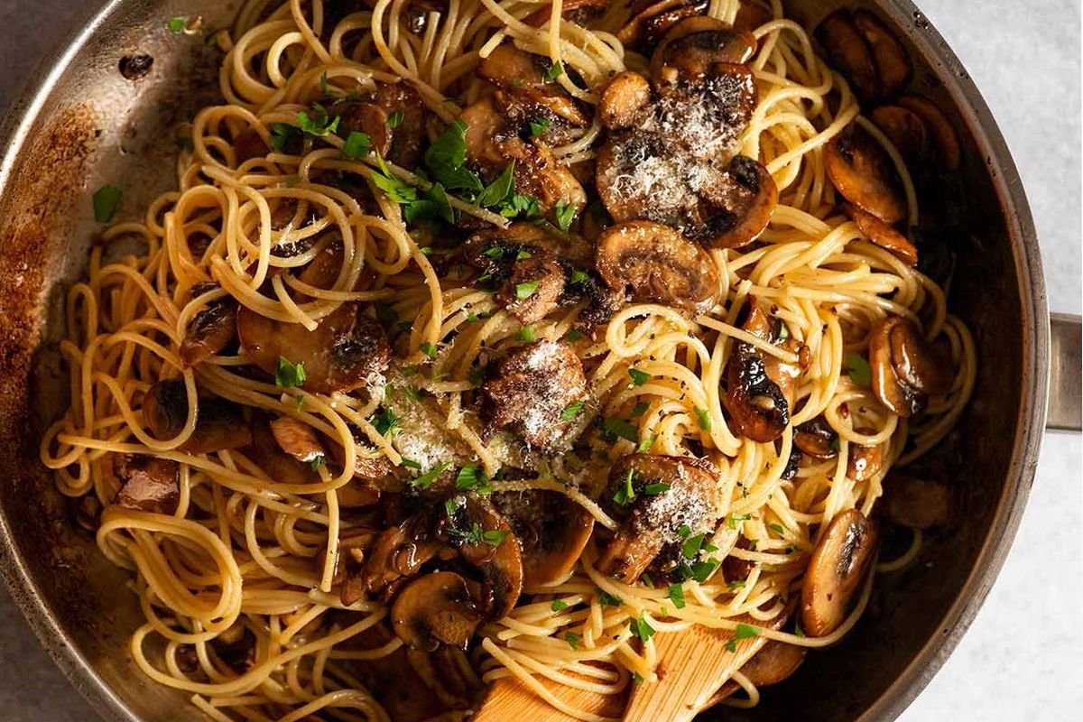 Печень с грибами на сковороде. Спагетти с грибами. Спагетти с куриной печенью. Вермишель с грибами. Макароны с кунжутом.