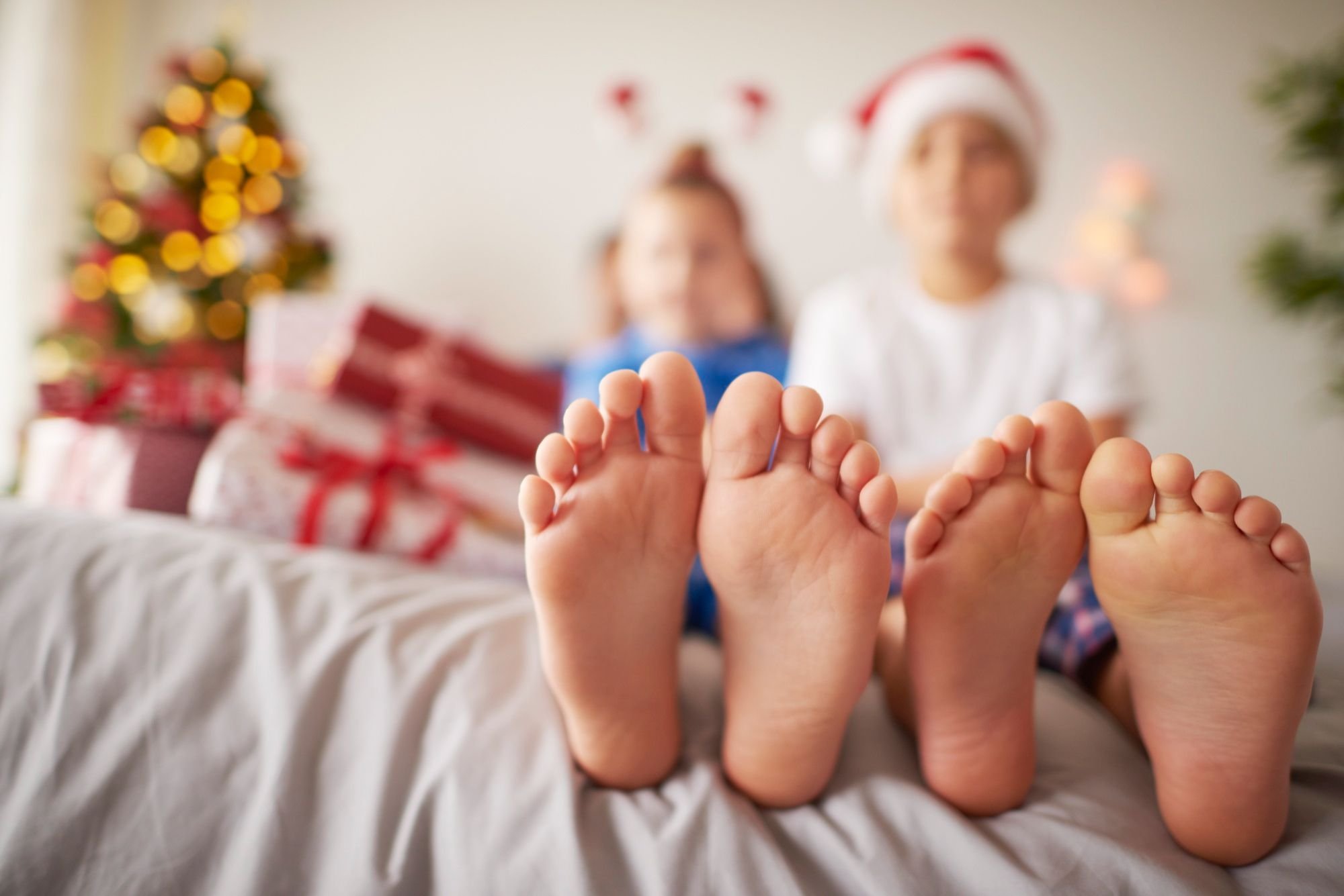 Family feet. Детские ноги в кровати. Детские ноги в постели девочек. Ступни семьи. Ноги семьи в кровати.
