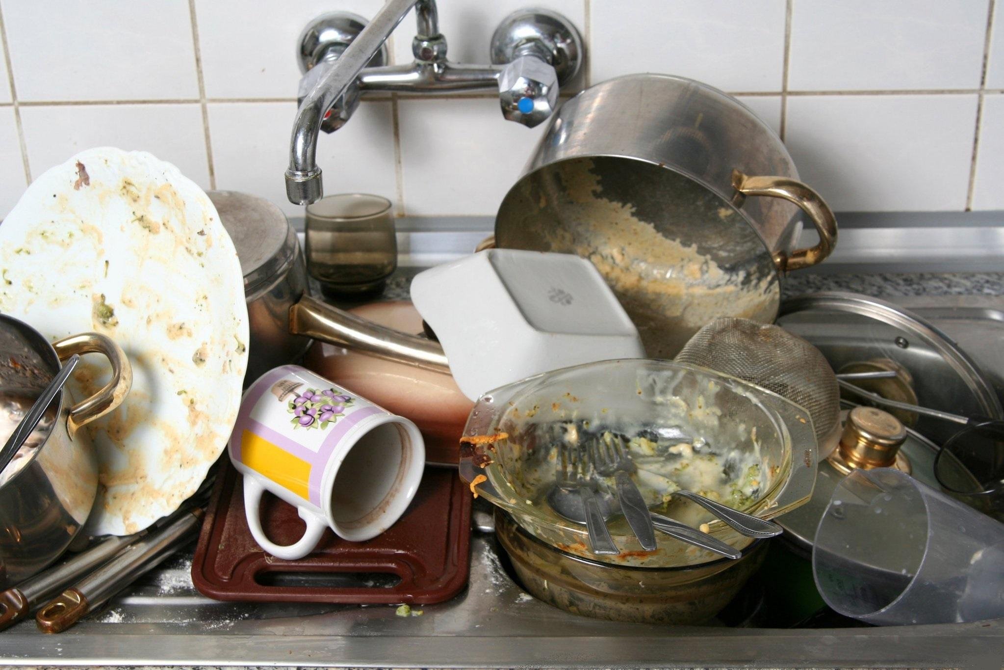 Много мытой посуды. Гора посуды. Грязная посуда. Грязная посуда на кухне. Немытая посуда в раковине.