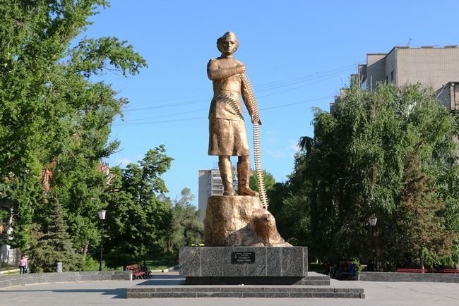 Памятник Маншук в Уральске (Казахстан). В данный момент заменен.