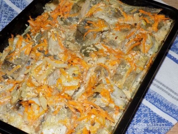 Приготовить минтай в духовке вкусно с картошкой. Рыба минтай в духовке с морковью и луком. Минтай в духовке с картошкой морковью и луком. Минтай в духовке с морковью и луком. Рыба в духовке с морковью и луком.