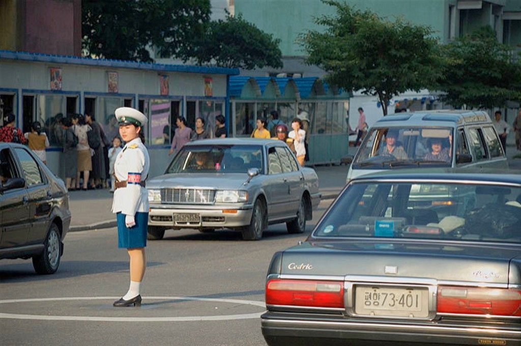 Запрет авто из кореи. Регулировщицы в Северной Корее. Северная Корея Пхеньян. КНДР Пхеньян. Северная Корея столица Пхеньян.