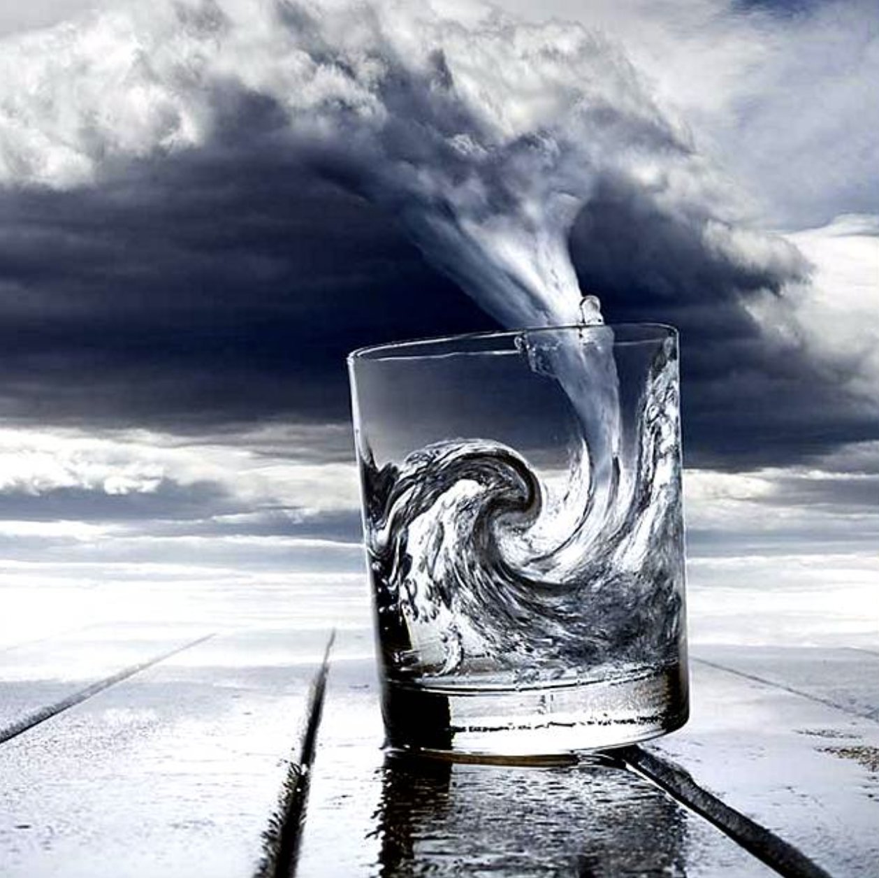 Вода сильно поднялась. Буря в стакане воды. Шторм в стакане. Шторм в стакане воды. Водоворот воды в стакане.