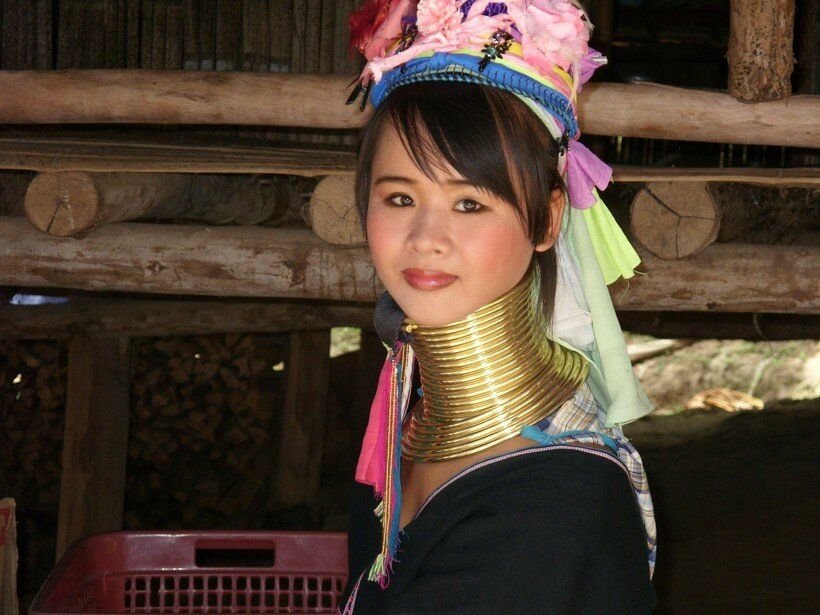 Ношение колец – традиция племени падаунг/ © travelask.ru