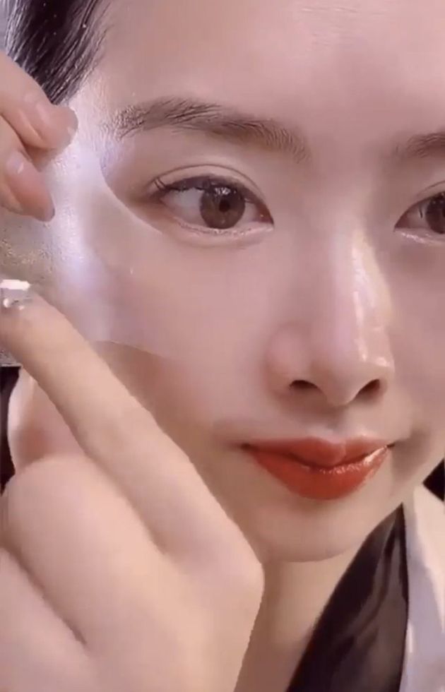 Вот так корейские модели омолаживают лицо: нет заломов, морщин, есть эффект глянцевого лица