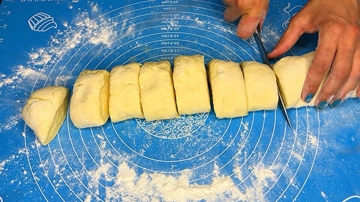 Картофельное тесто с начинкой. Начинка из теста в кружке кабачка.