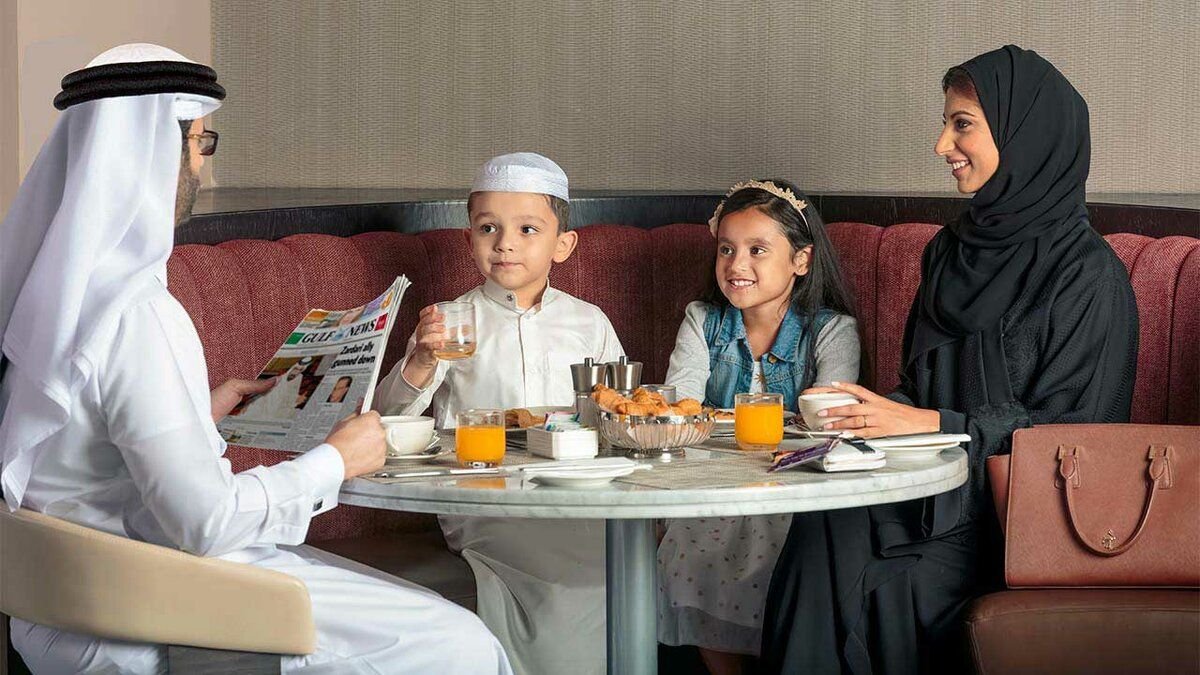 Жизнь арабом. Мусульманская семья. Арабские дети. Арабская семья. ОАЭ семья.