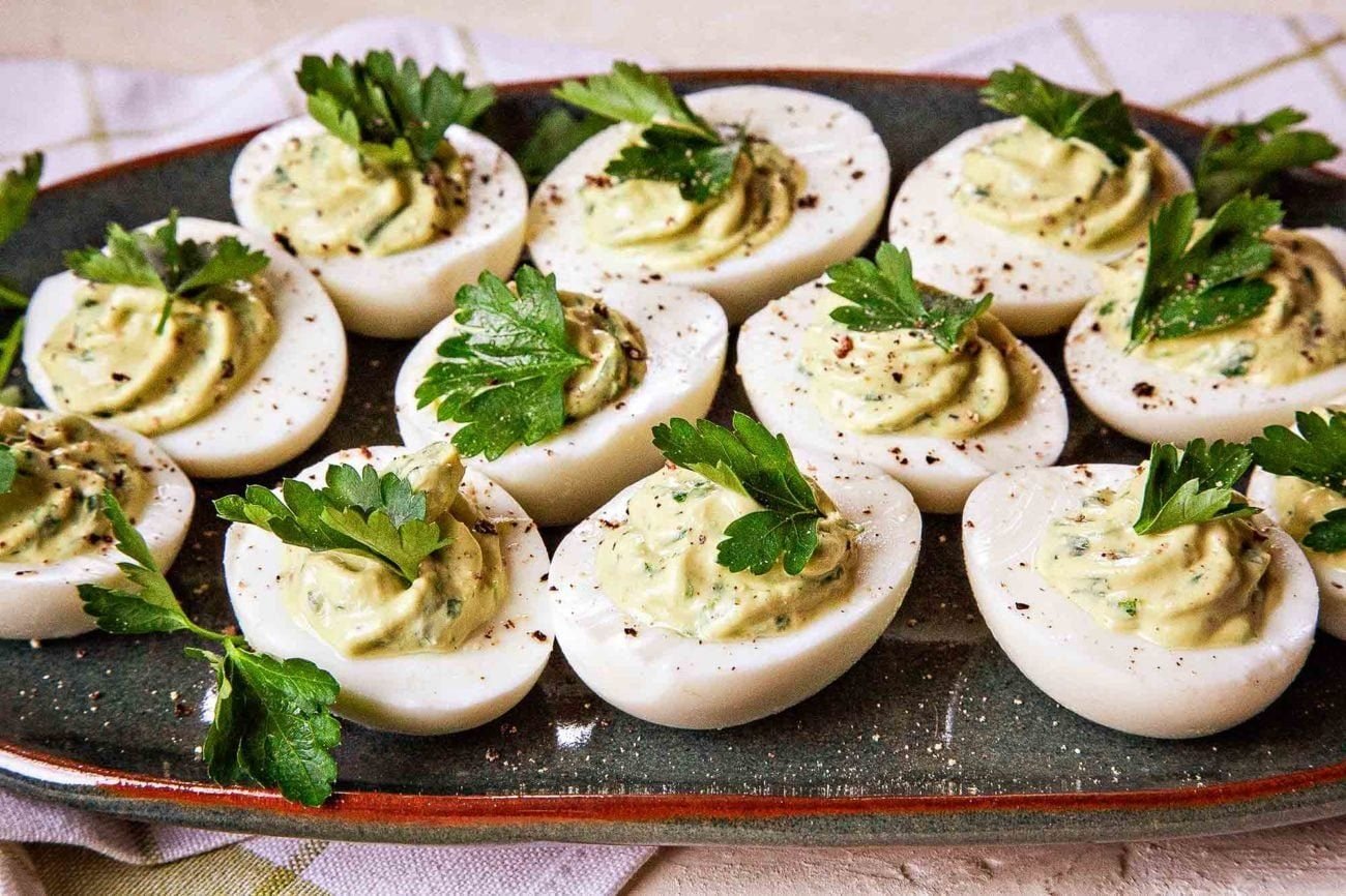 Рецепты на скорую руку с яйцами. Яйца фаршированные сельдью и луком. Яйца фаршированные сельдью. Фаршированные яйца грибочки. Яйца фаршированные грибами.