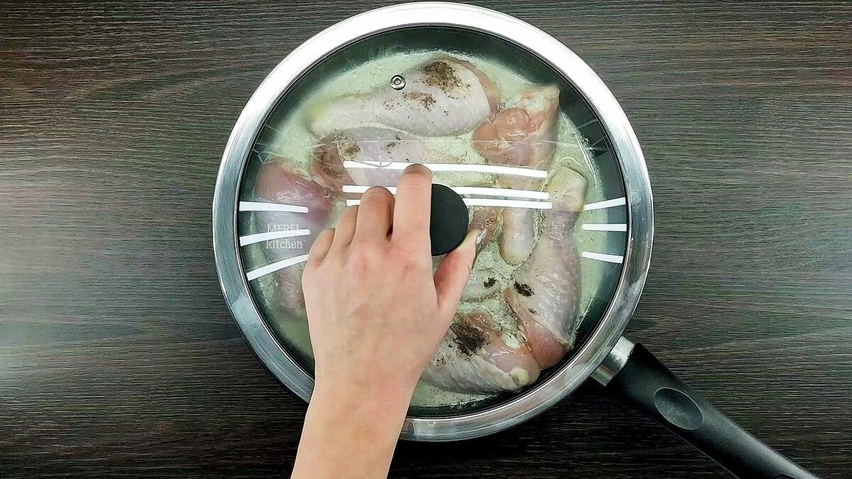 На отдыхе в Турции увидела как уличные повара необычно готовят курицу, они заливают ее молоком: сделала так же и удивила друзей