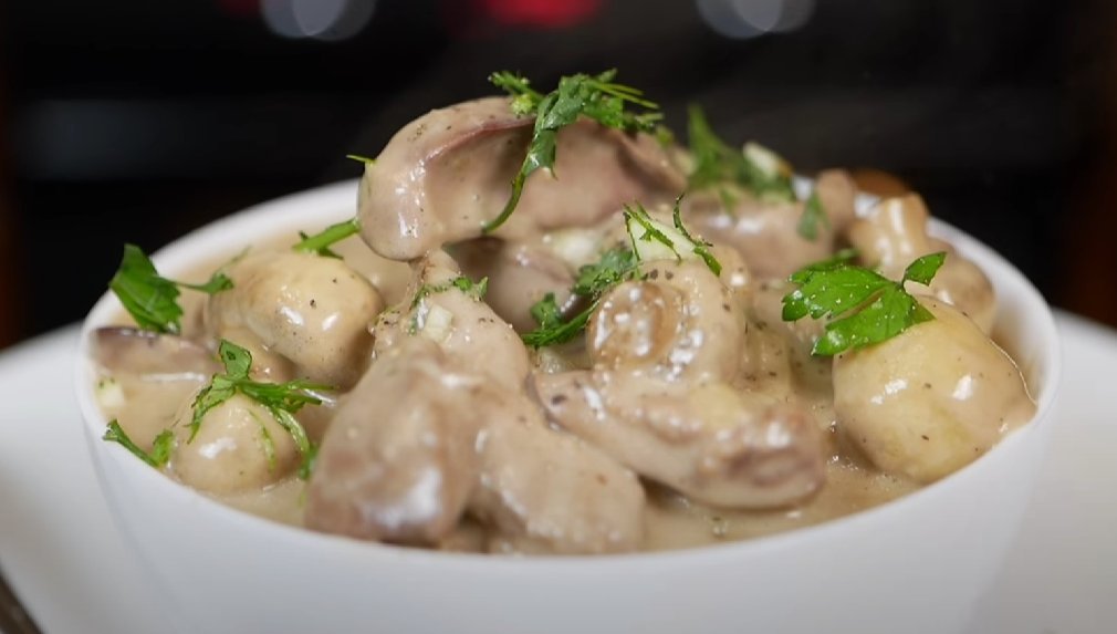 Куриная печень с грибами в сливочном соусе: быстрое блюдо на ужин, которое понравится многим