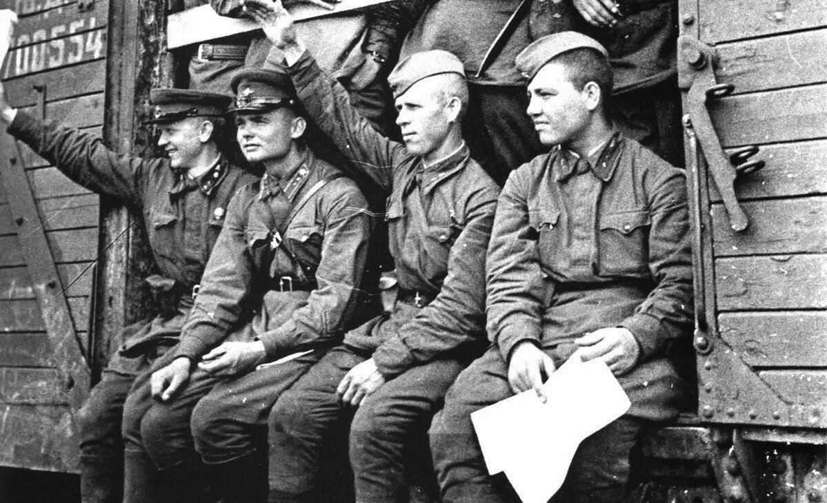 В военные годы переехали в. Эшелоны на фронт 1941. Советский солдат.