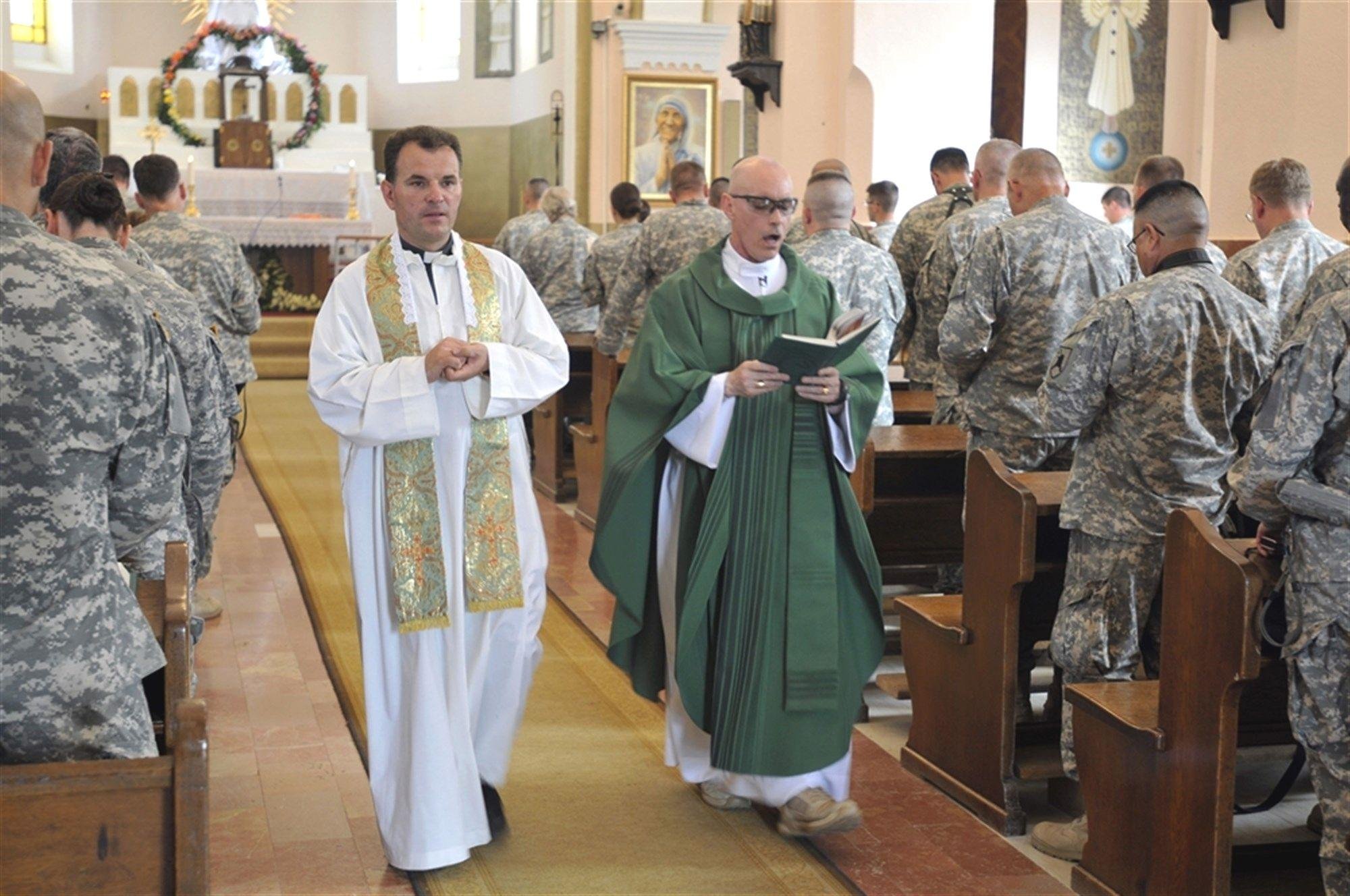 Армейский батюшка у католиков