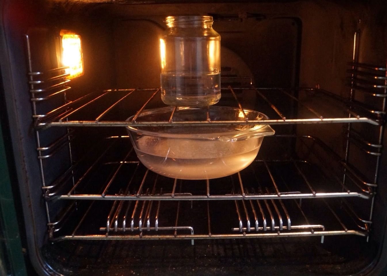 Отмыть духовку эффективно. Емкость для духовки. Емкость с водой в духовке. Миска с водой в духовке. Чистка духовки.