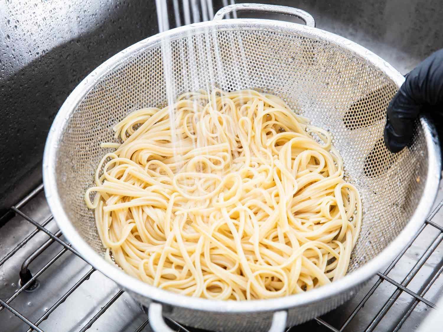 Кроме лапши. Дуршлаг для спагетти. Дуршлаг для макарон. Дуршлаг для промывки спагетти. Спагетти вареные.