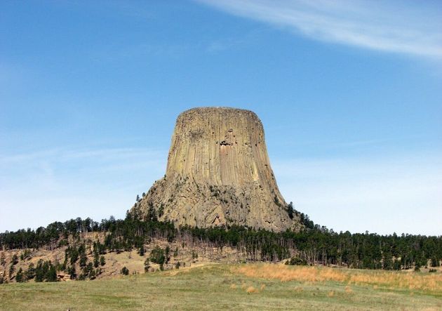 Башня Дьявола – скала, похожая на громадный пень. Как возникло это горное образование?