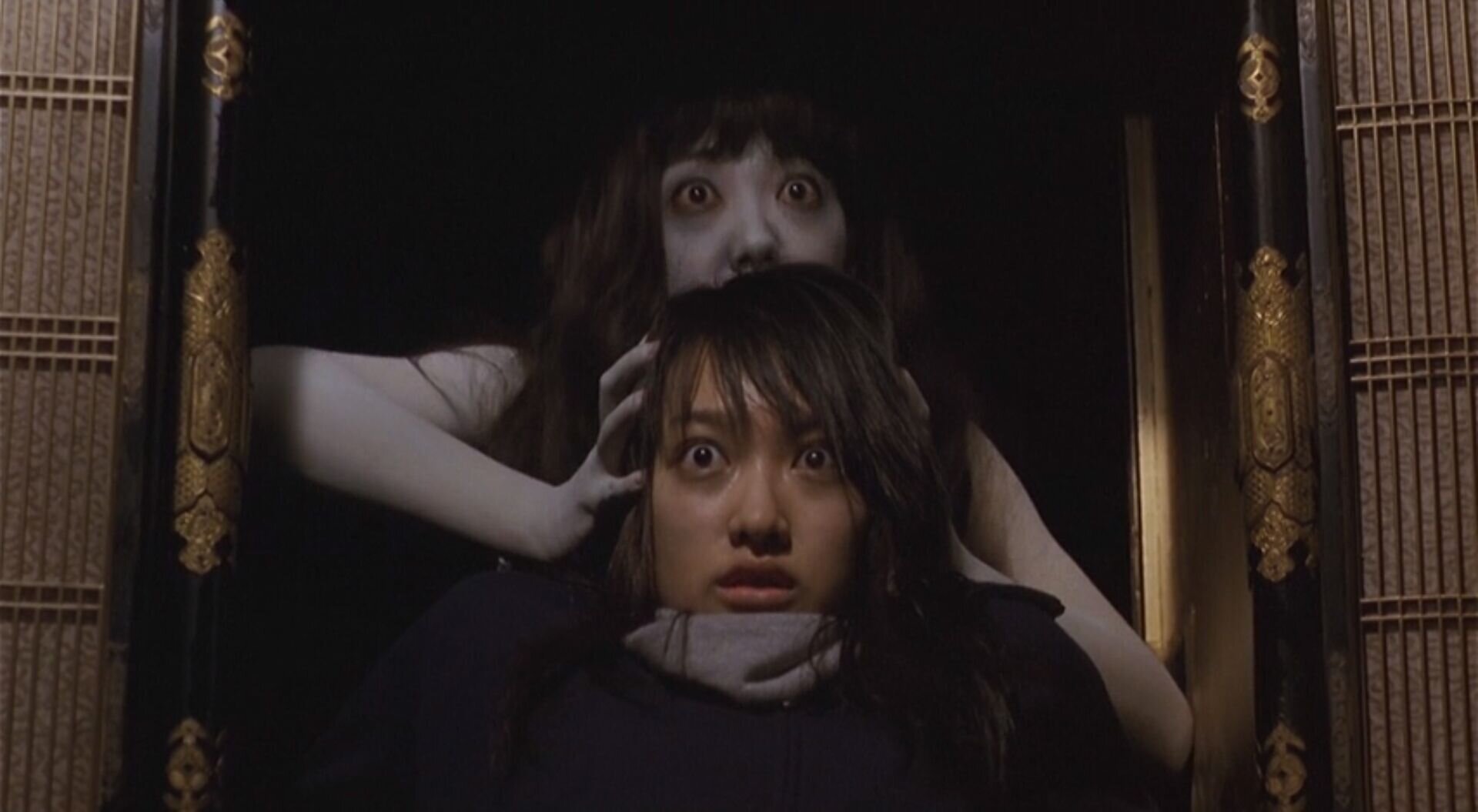 Призрак сидит на шее у мужчины. Проклятие (Такаси Симидзу, 2002.