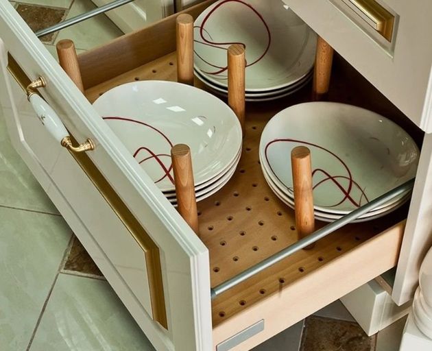 Стоит ли планировать хранение посуды в глубоких выдвижных ящиках?