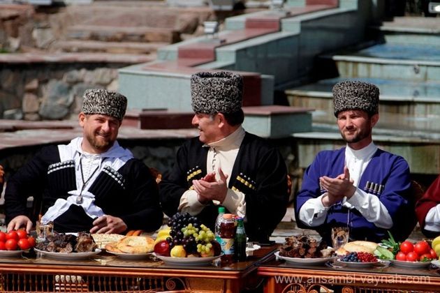 Как ведут себя и как выглядят чеченцы дома в Чечне?