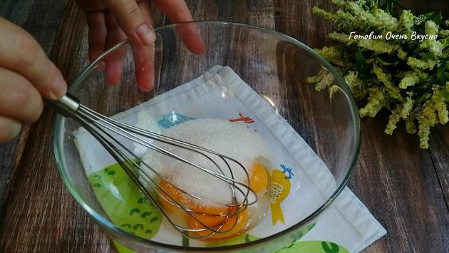 Летний пирог с сочной клубничной начинкой и шапочкой из безе. Легкий и быстрый рецепт
