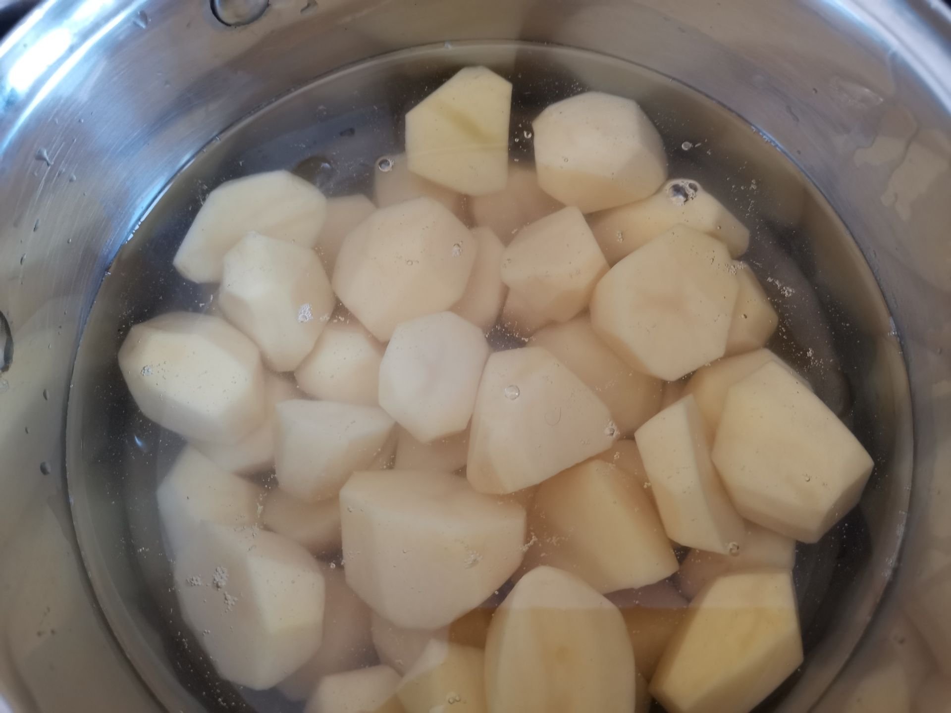 Картошка в соленой воде. Водяная картошка. Картофель соленый СССР. Картошка в солёной воде посередине фото. Что будет если положить картошку в соленую воду и в обычную.